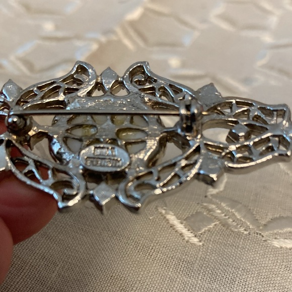 Vintage Victorian Style Silver tone & White Cobochon Michelle Lynn Brooch - Picture 3 of 3